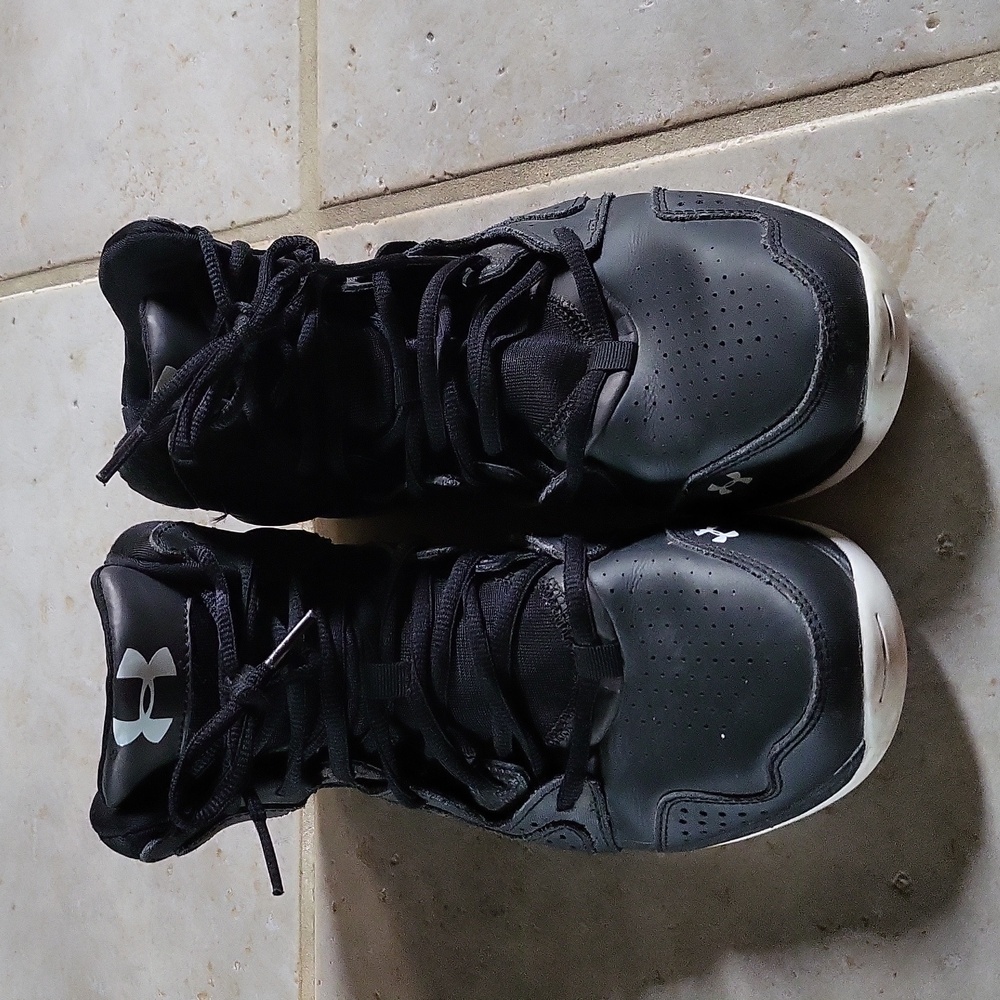Under Armor black boys basketball shoes size 6.5